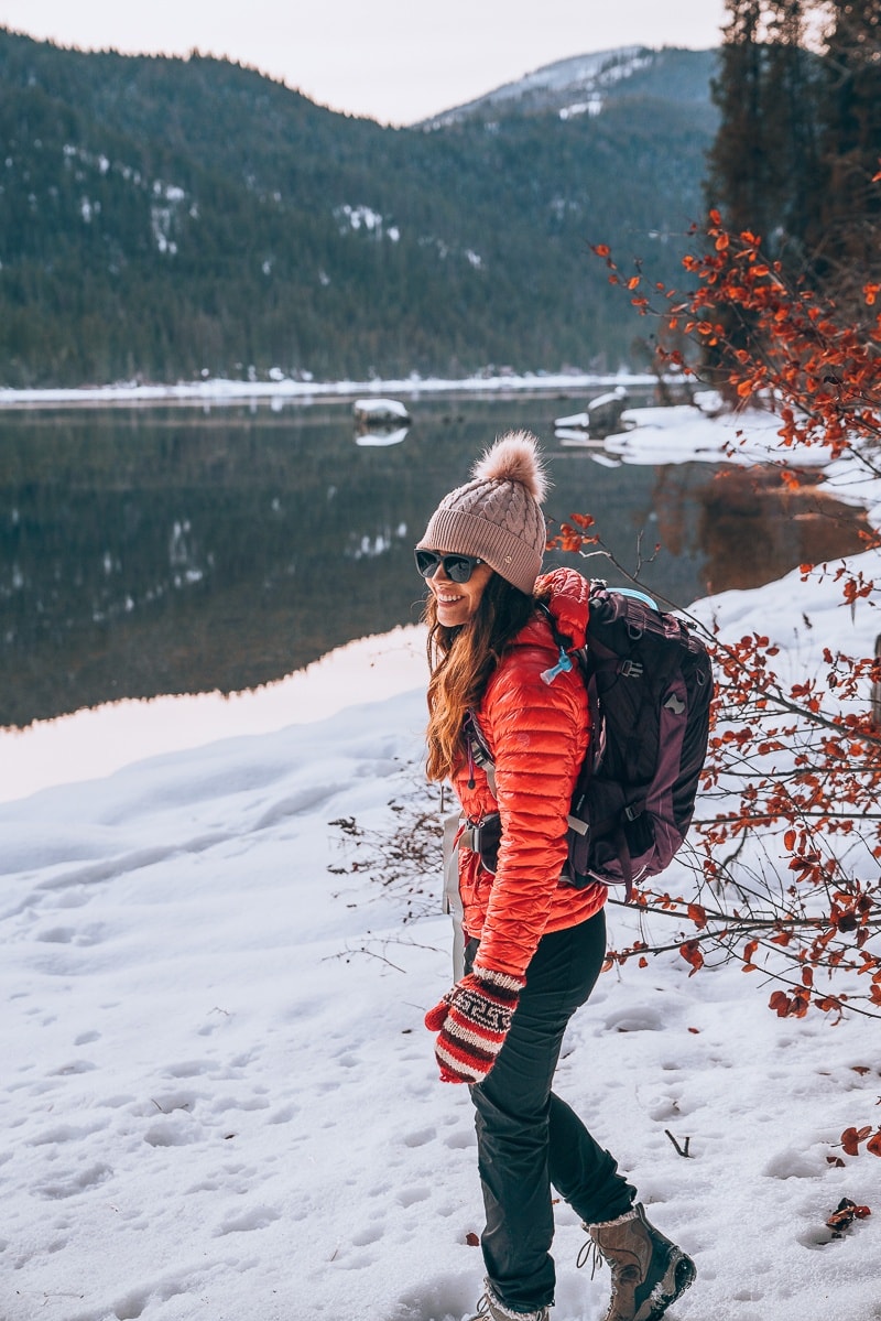 25 Best Hiking Outfits for Women to Wear in Winter