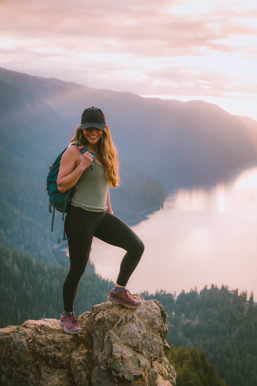 What to Wear Hiking in Summer? 10 Best Hiking Outfits For Women – SILVERWIND